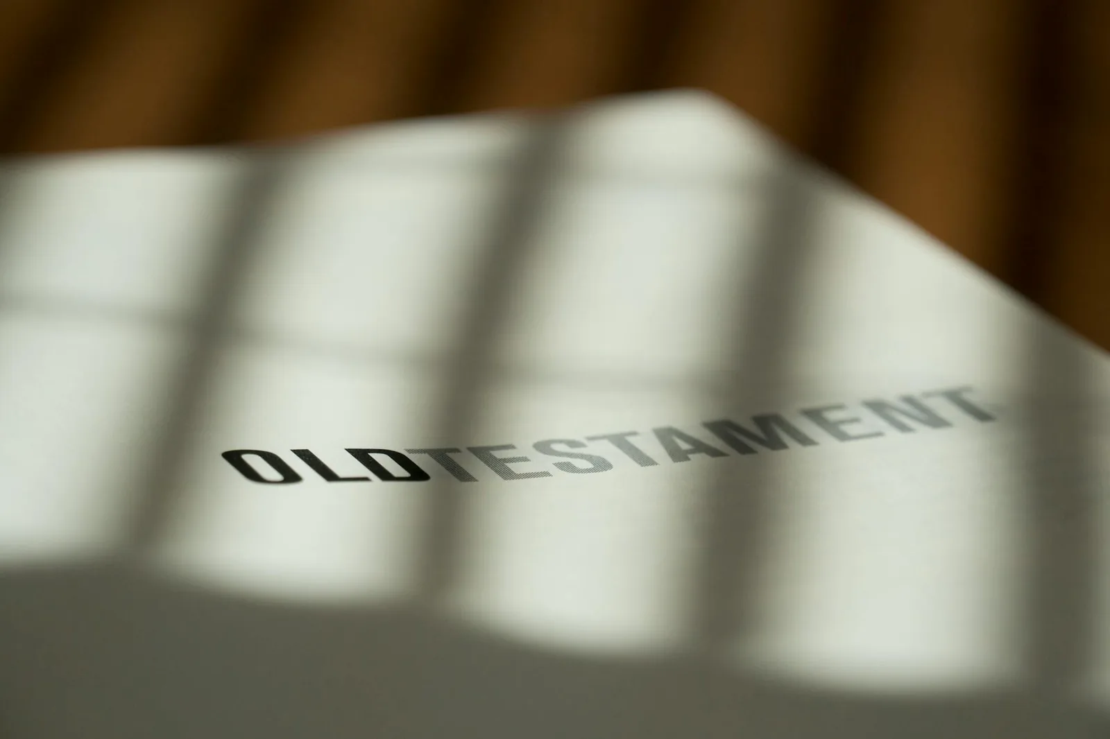 Testamentti ja perintöasiakirjat pöydällä perintökaaren mukaista jakoa varten