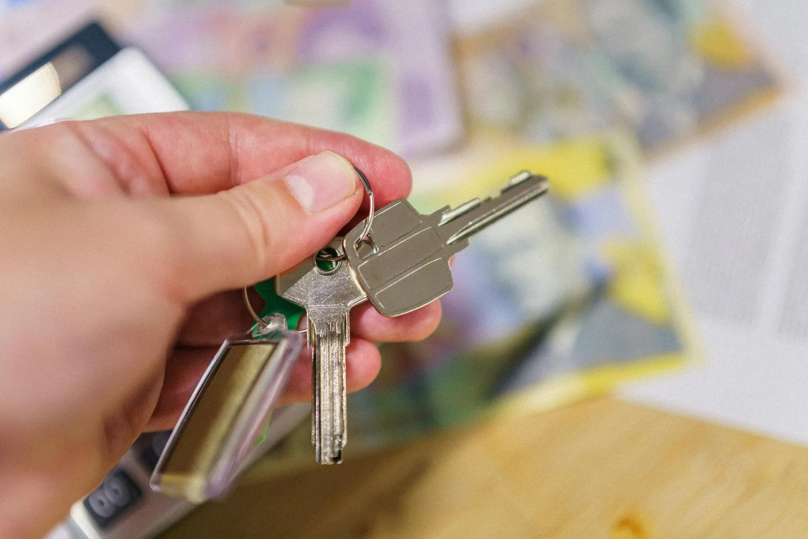 Vuokrasopimus ja asunnon avaimet pöydällä vuokranantajan oikeuksia varten
